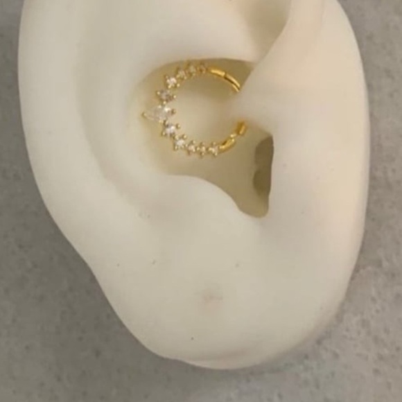 18K Gold Stacked Crystal Conch Daith Cartilage Earring 

Brand New - Picture 2 of 4